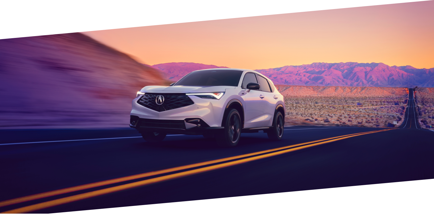 Plan grand angle d’un Acura ADX gris sur une route montagneuse.