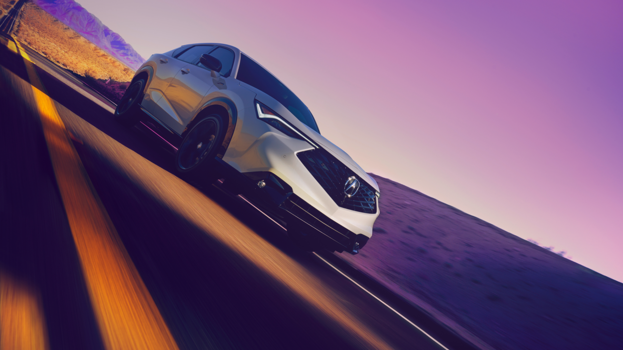 Plan en diagonale d’un Acura ADX gris sur une autoroute.