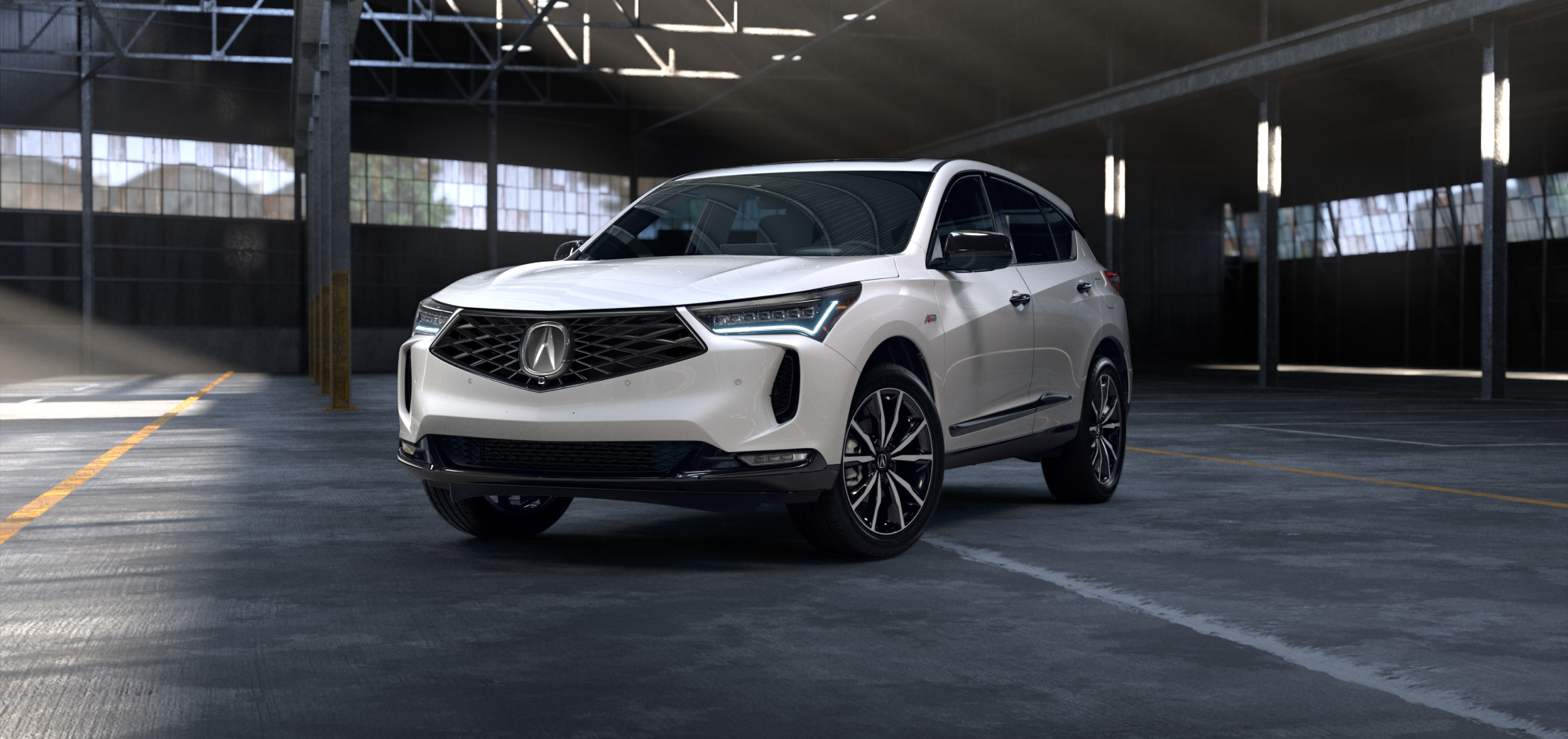 Vue de profil côté conducteur d'un modèle RDX 2025 blanc stationné à l'intérieur d'un entrepôt vide.