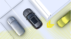 Représentation numérique où tout est blanc sauf le RDX. Plan en plongée d’un RDX gris qui sort d’une place de stationnement en marche arrière. Des ondes de capteur jaunes projetées depuis l’arrière détectent un véhicule en périphérie.