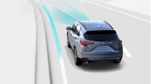 Représentation numérique où tout est blanc sauf le RDX. Plan arrière d’un RDX gris prenant un virage sur une route. Des lignes bleues projetées de l’avant détectent la ligne continue en bord de route.