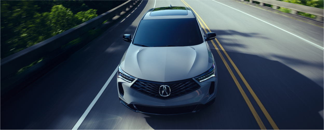 Vue de profil de l’aile avant d’un RDX blanc. 