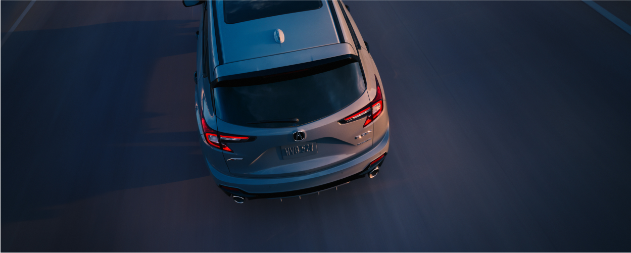 Vue de profil de l’aile avant d’un RDX rouge avec emblème A-SPEC.