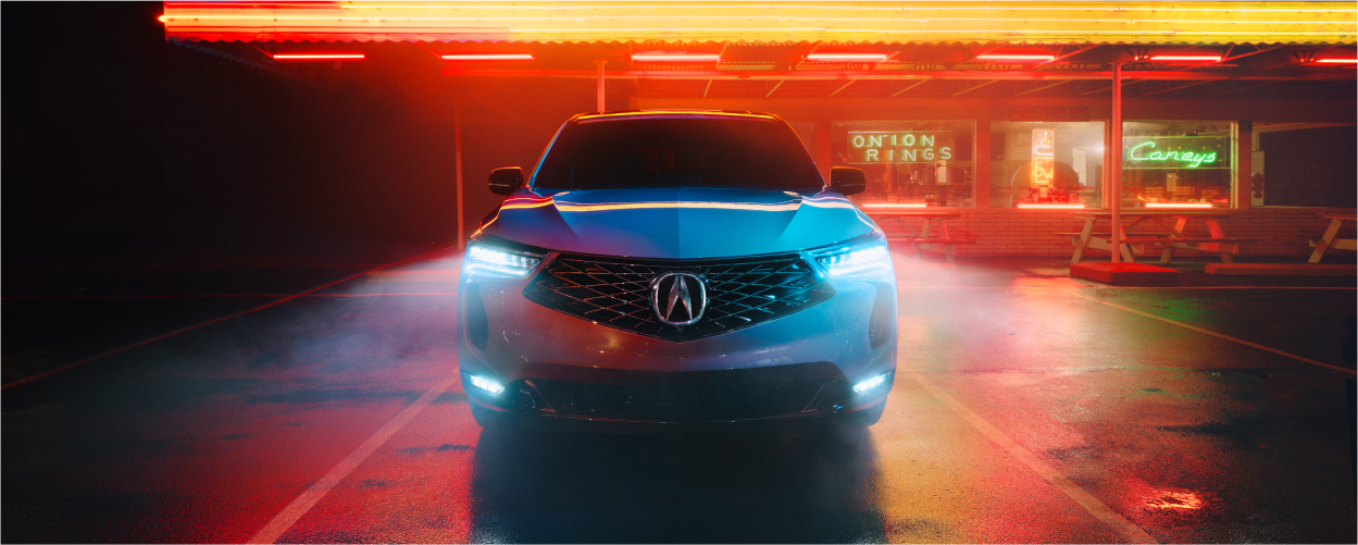 Vue arrière d’un RDX rouge dans le désert la nuit. 