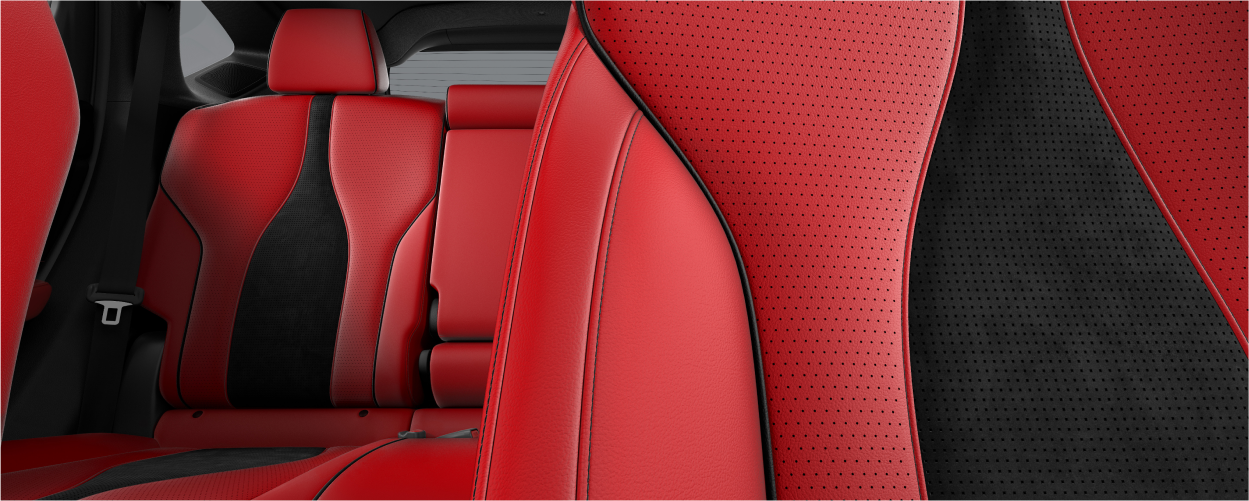 Vue 3/4 en plongée de l’habitacle, côté conducteur, à travers le toit ouvrant.