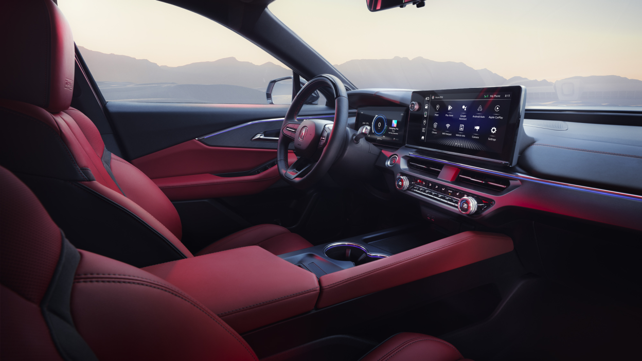 Plan intérieur élargi du côté conducteur de l’habitacle, y compris le volant gainé de cuir, le bloc-instruments numérique et l’écran tactile.