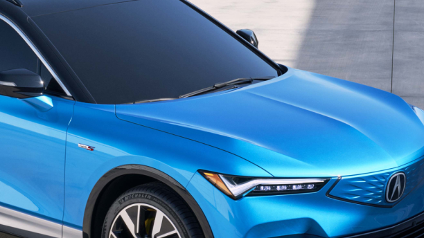 Vue 3/4 de l'avant d'un ZDX bleu.