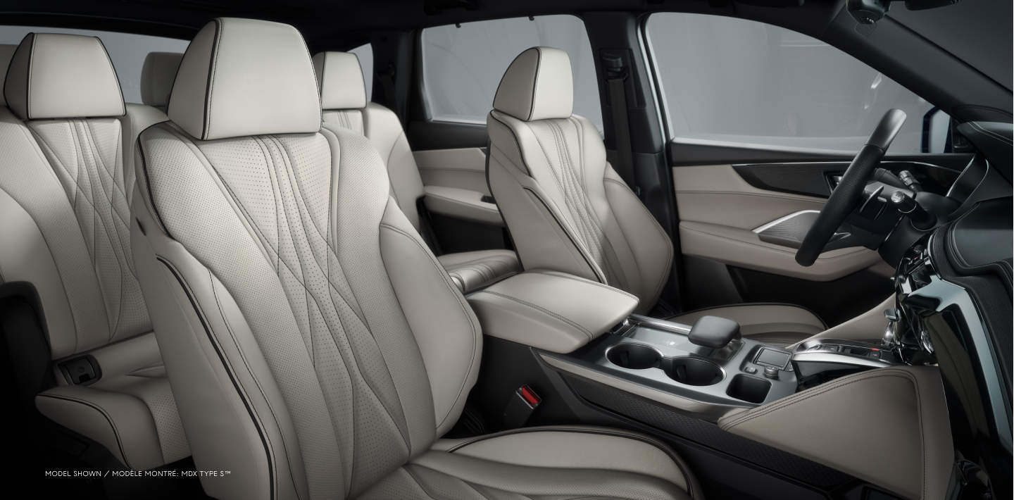 Plan étendu de trois quarts de l’habitacle d’un MDX Type S.