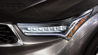 Close-up of a Jewel Eye LED front headlight. / Gros plan d’un phare Jewel Eye à DEL.