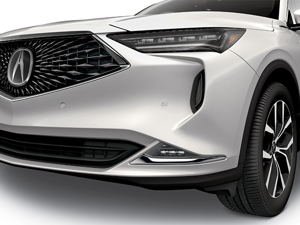 Front vehicle shot of a Platimum White Pearl Acura MDX. // Photo de l’avant d’un véhicule Acura MDX blanc platine nacré